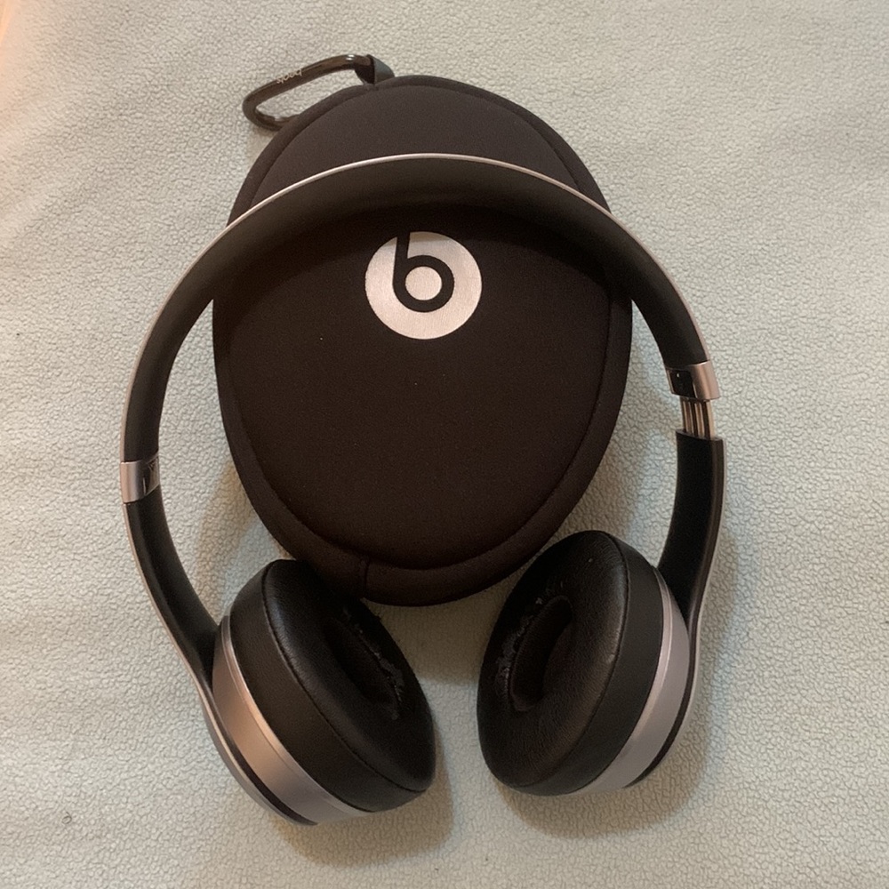 Beats Solo3 Wireless On-Ear Headphones Charging cord/headphone cord included